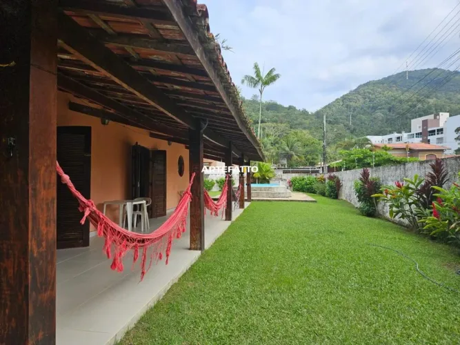 Casa à venda em Ubatuba, Toninhas, com 5 quartos, 244m²