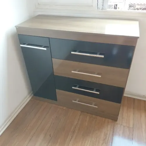 Cômoda usada em perfeito estado 4 gavetas e 1 porta