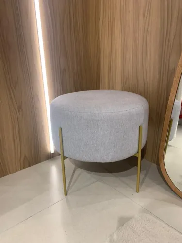 Puff para decoração - em suede com pés de metal