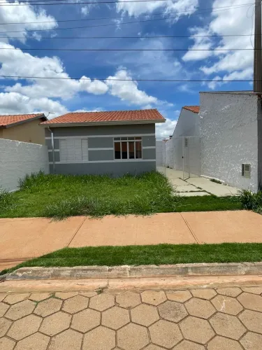 Casa à venda em Tatuí-SP, bairro Lagoa Vermelha: 2 quartos, 1 sala, 1 banheiro, 2 vagas -