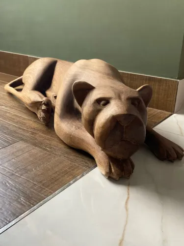 Escultura em madeira maciça