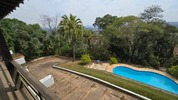 Sobrado Rústico p/ Locação e Venda - 210m² - 2 Dorms. 4 Vagas - Bom Jardim - Araçariguama/