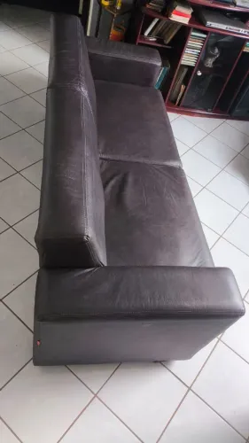 Sofá de couro legítimo.