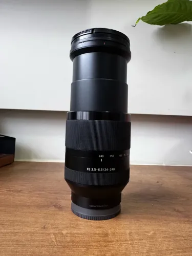 Lente Sony 24-240 mm grande angular e teleobjetiva