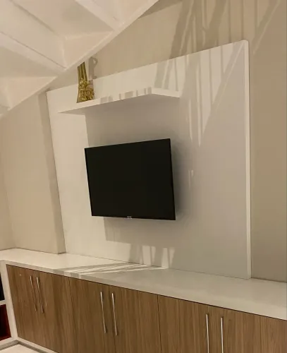 Painel de TV Planejado com Prateleira