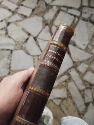 LIVRO MORALISTAS GRIEGOS , MADRI 1888, CAPA DURA ,424 PAGINAS , COM DESGASTES DO TEMPO