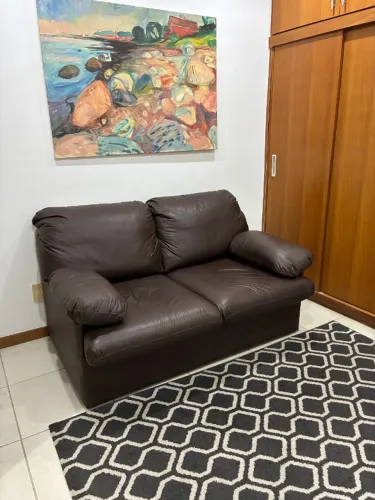SOFÁ CAMA COURO SINTÉTICO COM ESTRADO E COLCHÃO DE VERDADE