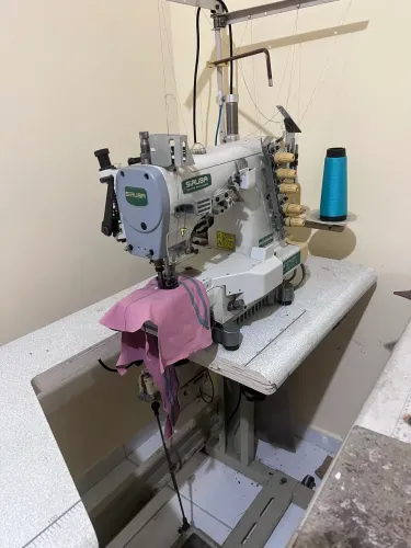 Galoneira Industrial Siruba C007J Pneumática - 3 Agulhas e 5 Fios