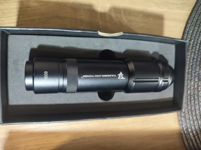 Maquininha pen, fonte, pedal e cabos para tatuagem