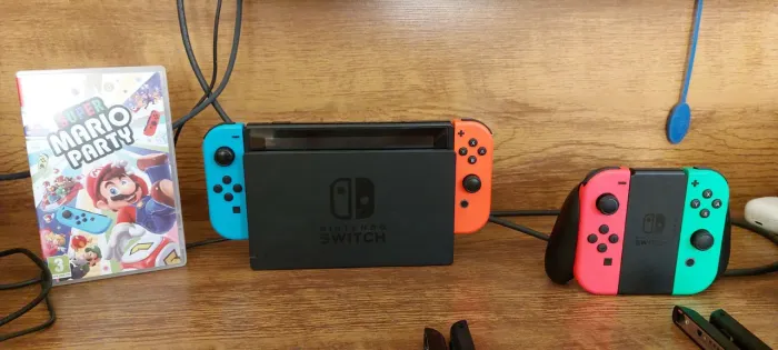 Nintendo Switch V2 Completo + 4 Joy-Cons + Mario Party + MicroSD 128 GB