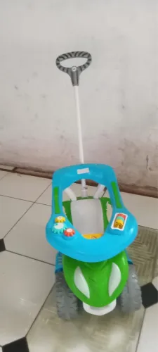 Carrinho infantil quadriciclo