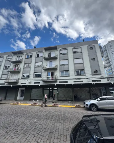 BENTOALVES aluga loja ampla com vitrine e cortinas de ferro manuais, bairro Pio X, Caxias 