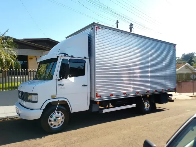 Caminhão Mercedes 710 plus