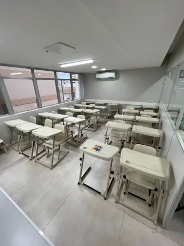 25 Cadeiras e Mesas Escolar
