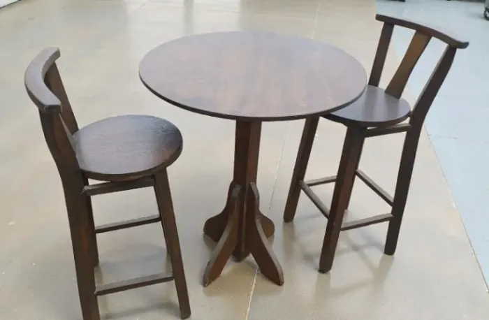 Mesa de madeira angelim pedra seminova com 2 cadeiras.