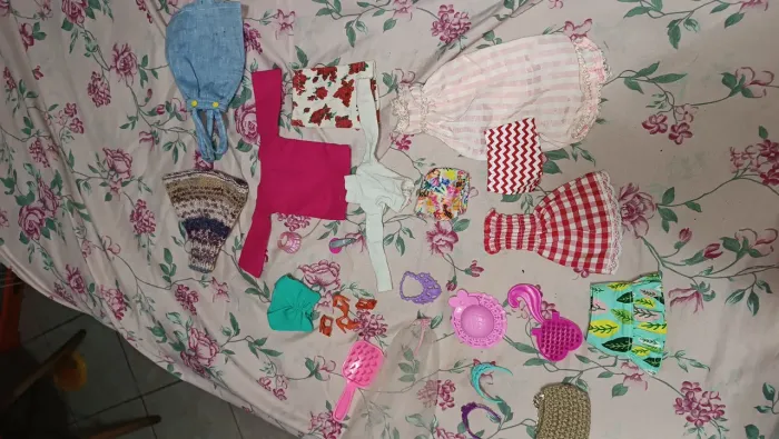 Lote de roupas e acessórios para Barbie