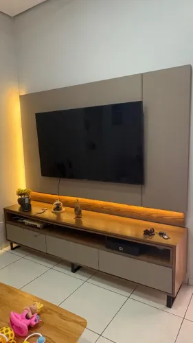 Rake com painel para TV de até 75 pol com 3 gavetas e led