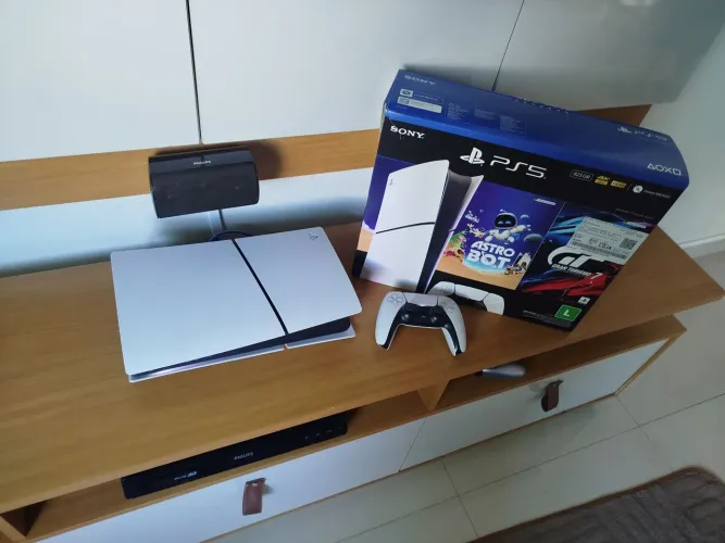 Vendo ps5 slim mídia digital 1 controle 7 meses de uso