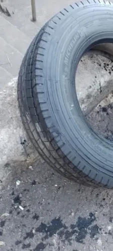 Vendo pneu Michelen 215/75 roda 17