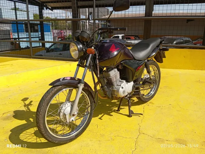 Moto 125 Titan preta