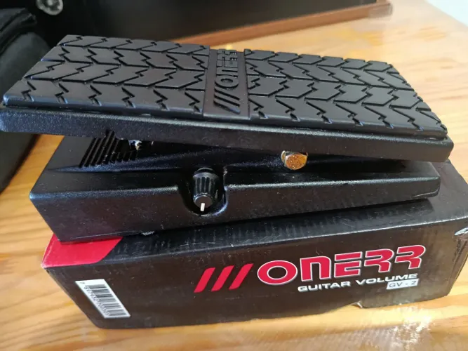 Pedal de volume Ornerr Gv2 na caixa