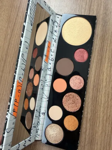 Paleta de Sombras com Iluminador 