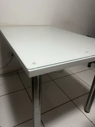MESA MDF BRANCA COM TAMPO DE VIDRO