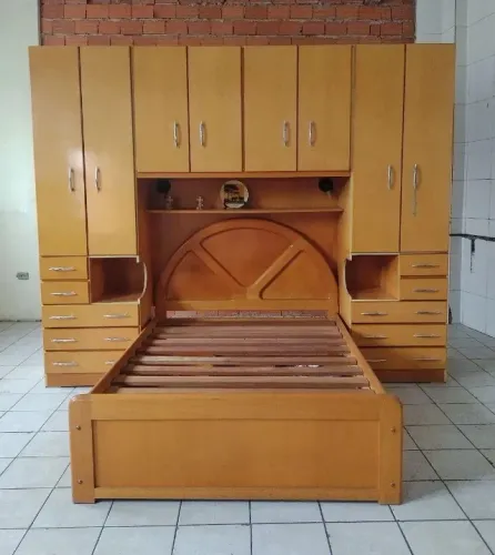 DOA SE GUARDA ROUPA COM CAMA MADEIRA TEL *