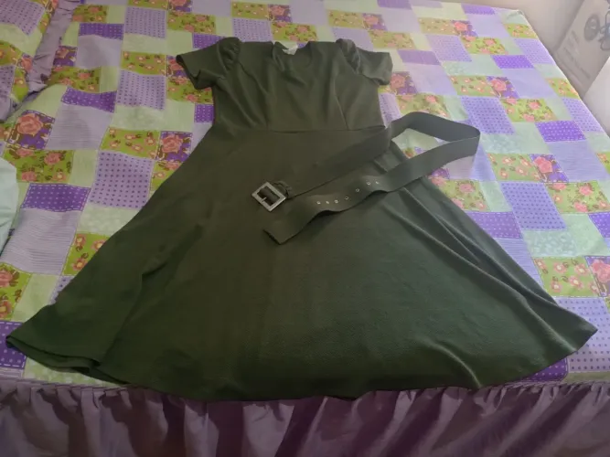 Vendo um vestido novo usado uma única vez