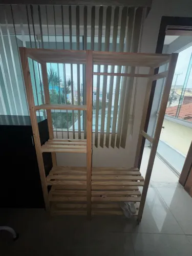 Arrumação / Roupeiro Aberto em Madeira (Estilo Estante/Closet)