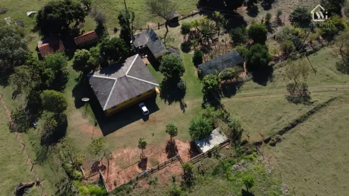 VENDE-SE CHÁCARA DE 2 ALQUEIRES COM RIO NOS FUNDOS E MINA. Na rodoviária de Santa fé - PR 