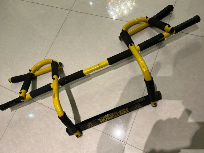 Barra de Porta Multifuncional Musculação e Calistenia Iron Gym da Pretorian Performance