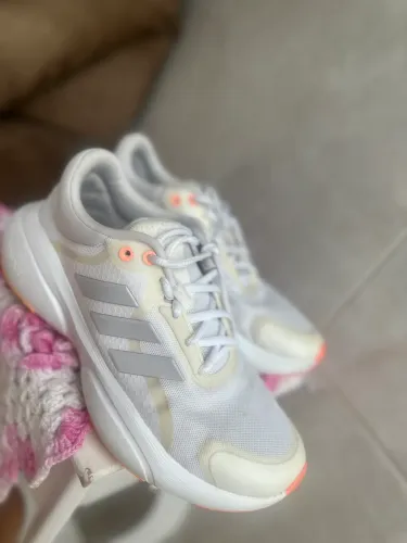 Tênis feminino adidas
