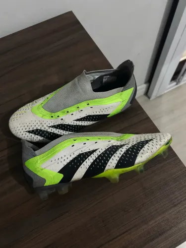 Chuteira de campo, Adidas Predator Accuracy+ FG. ( Semi usada em bom estado)