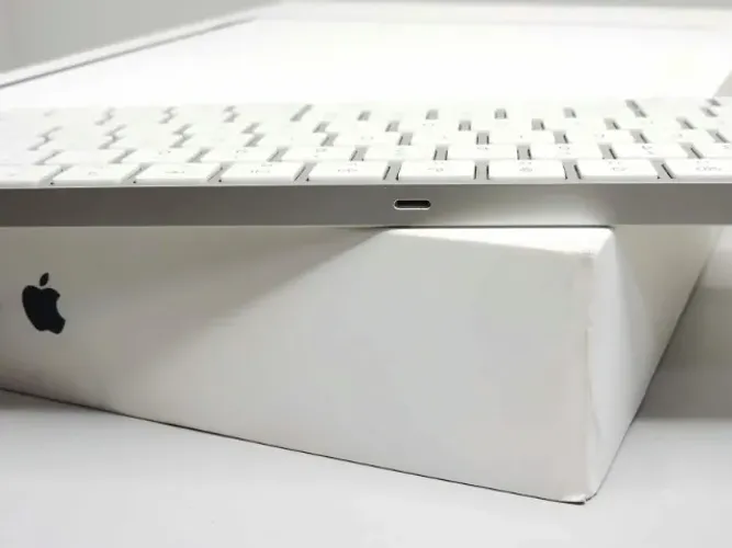 Apple Magic Keyboard com Touch ID USB-C com caixa