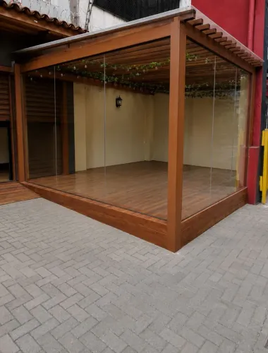 DECK - ESTRUTURA METÁLICA, PISO MADEIRA, VIDROS LATERAIS E COBERTURA 