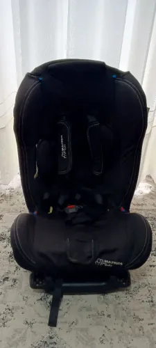 Vendo cadeirinha infantil  semi nova para carro 250 reais 