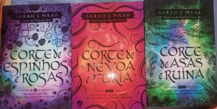 Trio: Corte de espinhos e rosas, corte de névoa e fúria e corte de asas e ruína