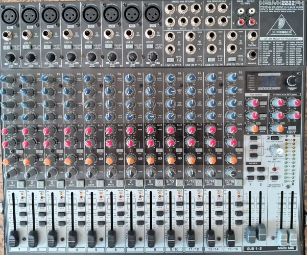 Mesa berhinger Xenyx 2222FX 12 canais com efeitos.