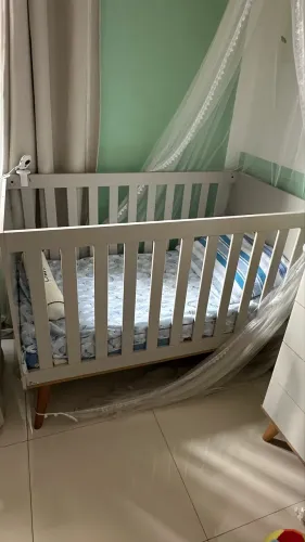 Berço cor bege vira cama 