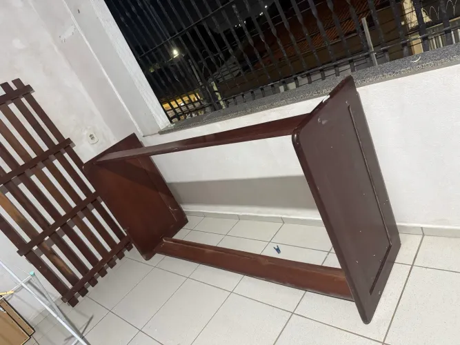 Cama de solteiro, estrutura de pau d?arco. 