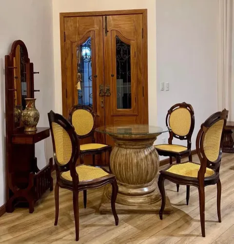 Mesa em peroba rosa entalhada à mão.
