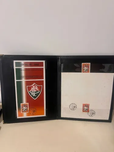 Pasta filatélica comemorativa oficial do Centenário do Fluminense, com o selo comemorativo