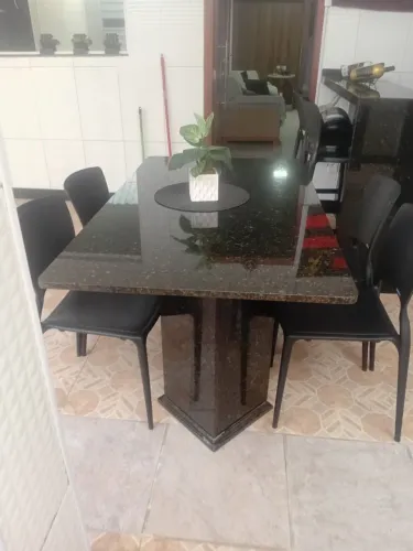Mesa de mármore e cadeiras Tramontina