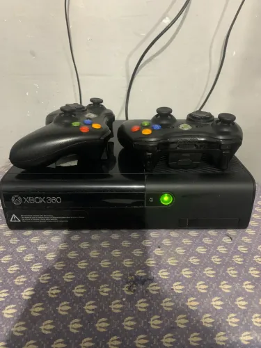 Xbox pra vender: dois controle, 156 jogos cabo original todo perfeito bloqueado
