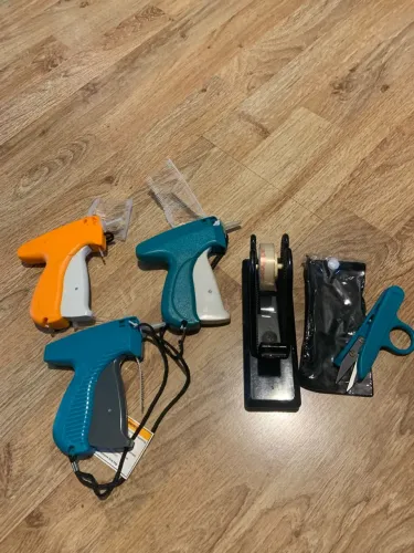 Kit com 3 Aplicadores de Tags , 1 suporte de durex pequeno e 1 tesoura de acabamento 