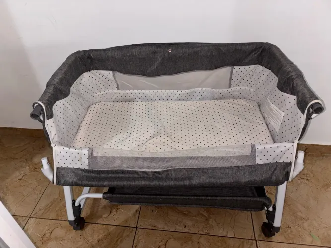Berço moises aclopavel na cama de rodinhas