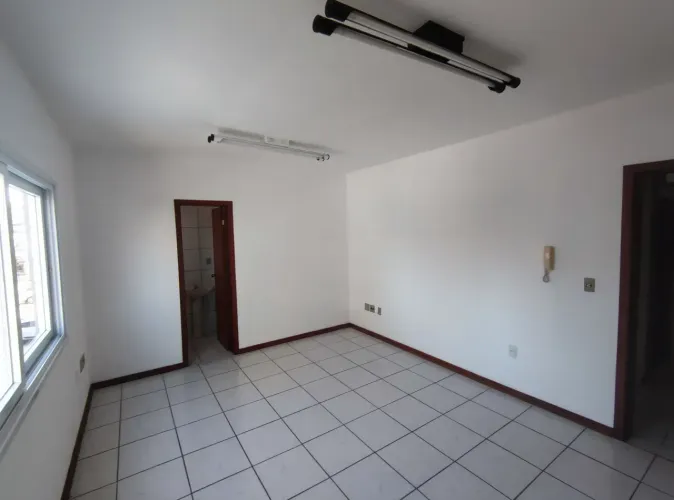 Excelentes salas a partir de 27m², a meia quadra da Assis Brasil