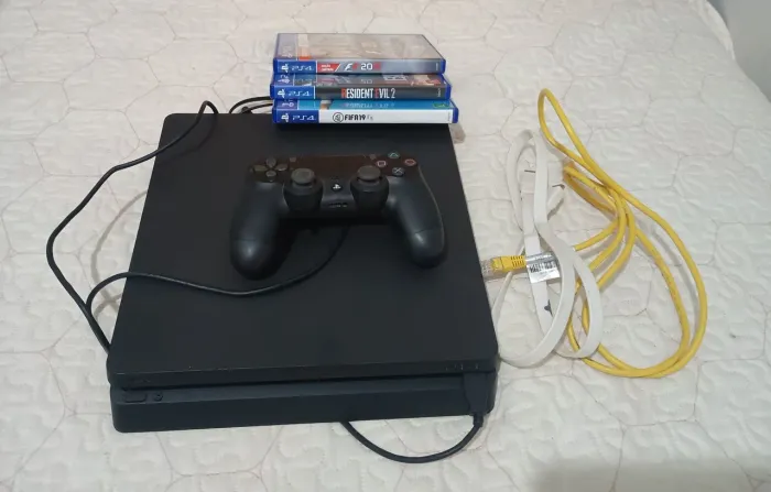 Ps 4, semi novo, 01 controle e 3 jogos originais