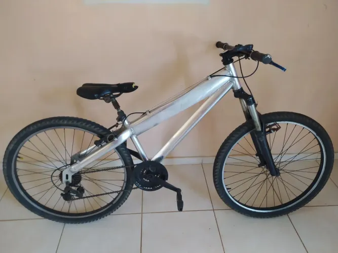 Bicicleta de alumínio aro 26